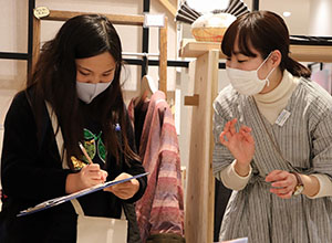 遠州綿紬の売り場を見よう