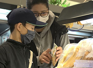 ウインナーとチンゲンサイの売り場を見よう